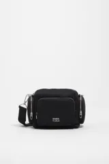 Bandolera pequeña Bimba y Lola, de color negro con bolsillos externos con cierre y logo impreso en el frente.