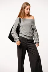 Bolso tote de gamuza color marrón con doble asa de hombro y broche metálico de cierre. Incluye un neceser pequeño.