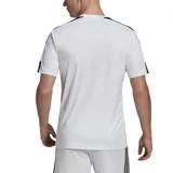 Remera deportiva Adidas Squadra 21 blanca con tres tiras negras en hombros y mangas. Confeccionada en poliéster reciclado con tecnología Aeroready.