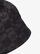 Gorro tipo bucket Adidas color negro con estampado de tréboles en damero.