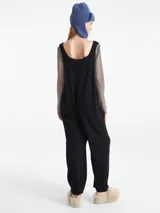 Mono gris de tejido de punto con corte holgado, mangas largas y bolsillos laterales.