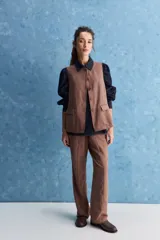 Camisa de jean azul oscuro con calce relajado, cuello clásico, bolsillo aplicado en el delantero y mangas largas abullonadas con puños abotonados.