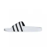 Ojotas Adidas Adilette Slide, color blanco con las tres bandas características de la marca en color negro sobre la banda superior. Diseño ergonómico con suela moldeada para mayor confort.