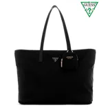 Cartera tipo shopper Guess modelo Eco Gemma, color negro. Presenta diseño minimalista con logo triangular metálico en el frente, asas dobles y un pequeño monedero circular removible con cierre. Incluye herrajes en tono dorado.