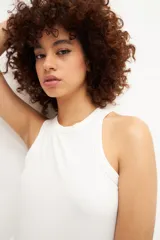 Bermuda blanca de denim con cinco bolsillos.