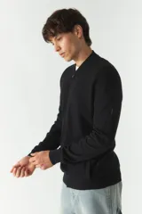 Campera tejida color beige con textura en el frontal, escote redondo y puños.