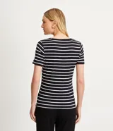 Remera de media malla con estampado a rayas horizontales, escote en V y mangas cortas.