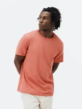 Camiseta básica de manga corta y cuello redondo, color rojo oscuro.