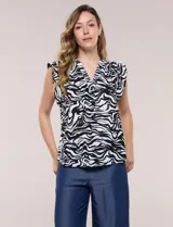 Blusa holgada de viscosa con estampado animal print abstracto en blanco y negro, escote en V y mangas casquillo con volados.