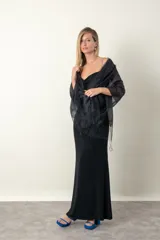 Chal color champagne de organza y lurex con flecos en el borde.