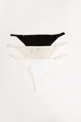 Pack de tres bombachas tipo vedetina de algodón, con tiras laterales regulables. El set incluye una unidad en color negro, una en gris melange y una en blanco.