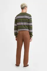 Pantalón de gabardina color marrón con cintura elástica, corte relajado en cadera y muslos, y pierna semi ajustada.