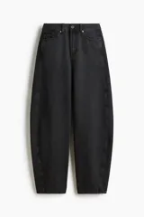 Jean de tiro alto y estilo baggy color negro, confeccionado en denim de algodón rígido, con diseño de cinco bolsillos, cierre de cremallera y botón metálico, y perneras amplias de corte holgado.