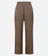 Pantalón de vestir estilo sastre con corte wide leg, confeccionado en tejido crepé color marrón con sutil estampado de rayas verticales. Presenta pliegues delanteros, cintura estructurada con trabillas y cierre frontal.