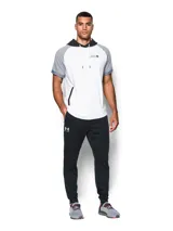 Pantalón deportivo Under Armour de corte ajustado, confeccionado en tejido tricot texturizado. Presenta cintura elástica, bolsillos laterales con cierre y puños acanalados en los tobillos. Incluye el logo de la marca estampado en el muslo.