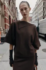 Jersey de punto de corte holgado con cuello solapa asimétrico y mangas anchas por debajo del codo.