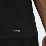 Remera Adidas Essentials Feelready de entrenamiento color negro, con cuello redondo, mangas cortas y logo de la marca en blanco estampado en el pecho.