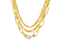 Collar en capas de metal dorado con combinación de cadenas de diferentes estilos, incluyendo eslabones alargados y cadenas finas texturizadas.