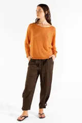 Sweater de tejido de punto con lurex color naranja, con escote bote y mangas largas.