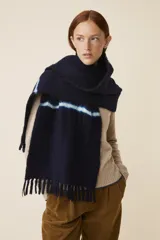 Bufanda azul marino con una franja horizontal celeste y flecos en los extremos.