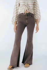 Pantalón de jean corte acampanado con tiro alto, diseño de cinco bolsillos y ruedo deshilachado. Presenta un acabado lavado en tono marrón oscuro.