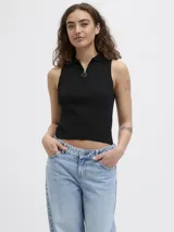 Top de punto canalé negro, sin mangas, con cuello polo y cierre frontal parcial con tirador circular.