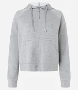Campera deportiva de microfibra en color gris melange, con cierre frontal, capucha ajustable con cordones, mangas largas y bolsillos tipo canguro.