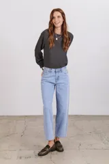 Blusa color crema de tela texturizada, con cuello en rib y puño camisero.