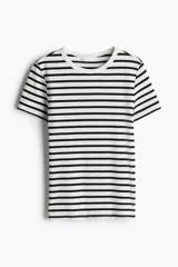 Remera de corte entallado confeccionada en tejido de punto acanalado de algodón, con diseño de rayas horizontales, cuello redondo y mangas cortas.