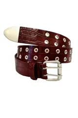 Cinturón color borgoña con textura símil cuero de cocodrilo, ojales metálicos plateados y hebilla doble metálica plateada.