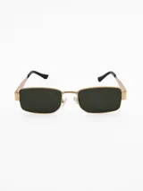 Lentes de sol con armazón rectangular de metal dorado y cristales oscuros. Presentan patillas delgadas con terminales en color negro.