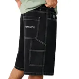 Bermuda de denim Rip Curl modelo Nu Dose Denim Walk 22", color negro con costuras en contraste de color blanco. Presenta bolsillos laterales tipo carpintero y presillas para cinturón.