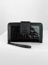 Billetera grande color negro con diseño combinado de cuero texturizado y cuero charolado con efecto reptil. Cuenta con cierre perimetral, solapa frontal con broche magnético y logo de búho grabado, e incluye una correa de mano extraíble.