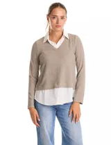 Buzo combinado marca Rio & Rian, con diseño de efecto capas que simula una camisa blanca debajo. Presenta un cuerpo de tejido de hilado fino en color beige con escote en V, y cuello y ruedo de gasa blanca.