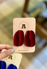 Aros grandes color rojo con forma irregular.