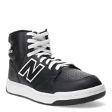 Championes de caña media New Balance modelo 480, color negro con detalles en blanco. Presentan el logo 'N' característico en los laterales, cierre mediante cordones blancos y suela de goma blanca con base negra.