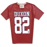 Remera roja de algodón con estampa frontal de la marca "Duxon" y el número 82 en color blanco con borde azul.