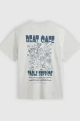 Remera gris melange de corte relaxed fit, con cuello redondo, mangas cortas y estampa pequeña en el pecho con motivo de taza de café y la inscripción "Beat Cafe".