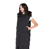 Campera multifunción modular color negro, con diseño matelaseado y capucha desmontable. Su sistema de cierres permite transformarla en cuatro versiones: campera larga, campera corta, chaleco largo y chaleco corto.