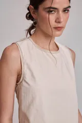 Blusa crop top negra sin mangas con cuello redondo y pespuntes blancos contrastantes.