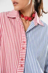 Camisa a rayas rojas y blancas en un lado y azules y blancas en el otro, con corte en A y abertura central con botonadura doble.