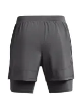 Short de running Under Armour 2 en 1, compuesto por un pantalón corto exterior ligero y un short de compresión integrado. Presenta cintura elástica con cordón, bolsillos laterales y logotipo reflectante de la marca.