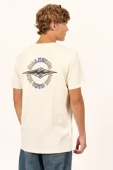 Remera Billabong color beige de manga corta con estampa en la espalda que incluye el logo de la marca enmarcado en un diseño circular con efecto tie-dye.