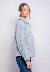 Tapado corto de textil tipo tweed con grandes bolsillos frontales, botones veteados y cuello camisero.