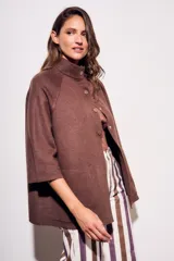 Cárdigan marrón de tejido de punto con cuello alto, manga 3/4 y cierre frontal con botones.