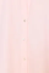 Camisa de popelín color rosa pálido, con cuello solapa, escote pico y manga larga terminada en puño. Cierre frontal con botones.