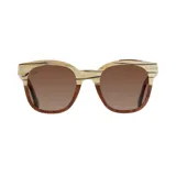 Lentes de sol con montura de madera clara y acetato, con lentes marrones degradados.