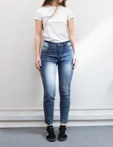 Jean skinny de denim azul con efecto lavado. Pretina con pasadores, botón y cierre. Delantera y trasera con bolsillos.