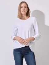 Blusa blanca de poliéster y elastano con textura en relieve, cuello redondo, manga 3/4 con ajuste en el puño y ruedo con nudo.