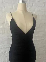 Vestido corto negro de microtul con breteles finos y escote en V.